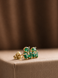 Arete de flor esmeralda en oro 14k