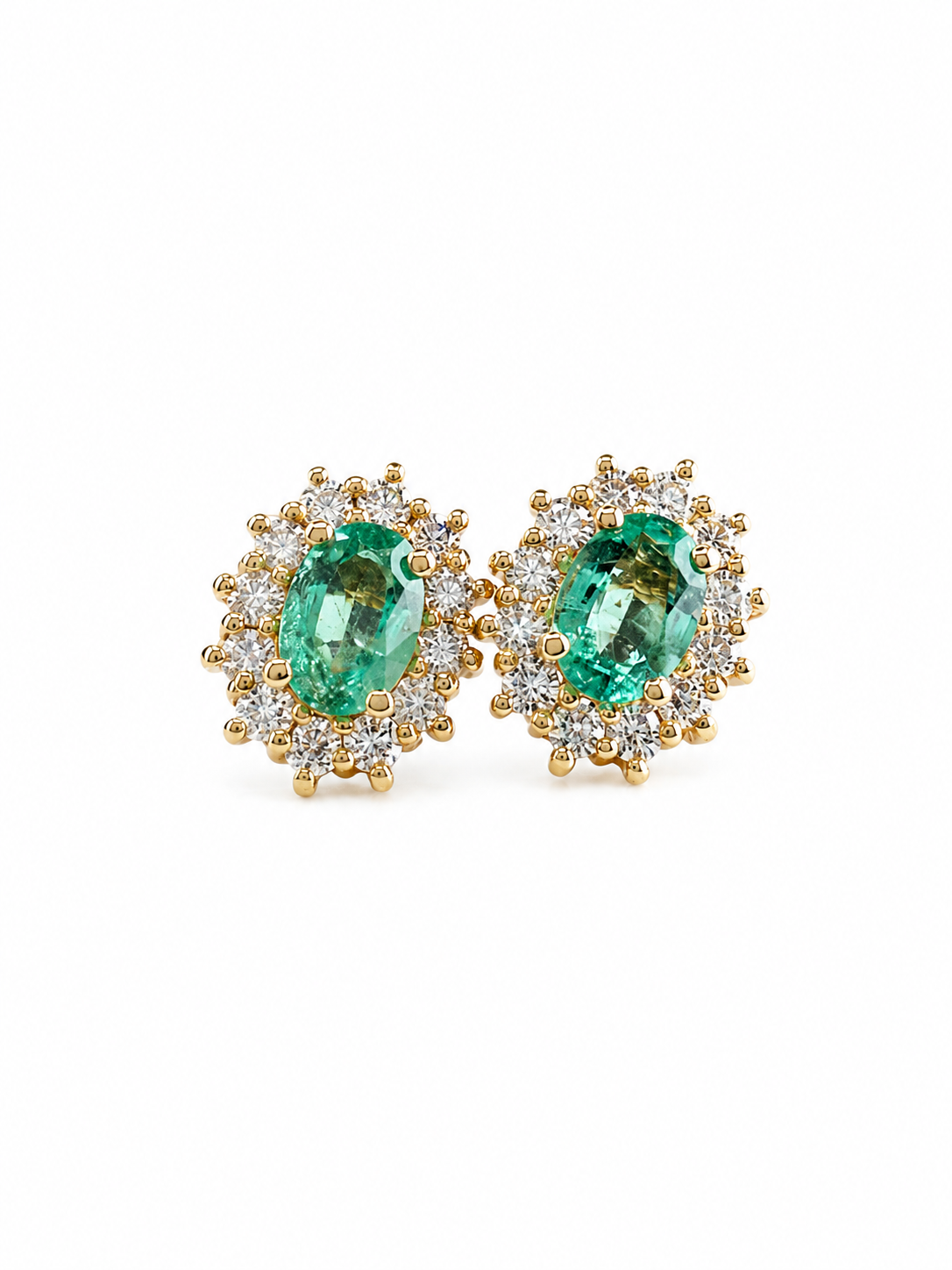 Arete de esmeralda con halo de diamantes en oro 14k