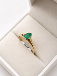 Anillo gota de esmeralda biselada en oro 14k