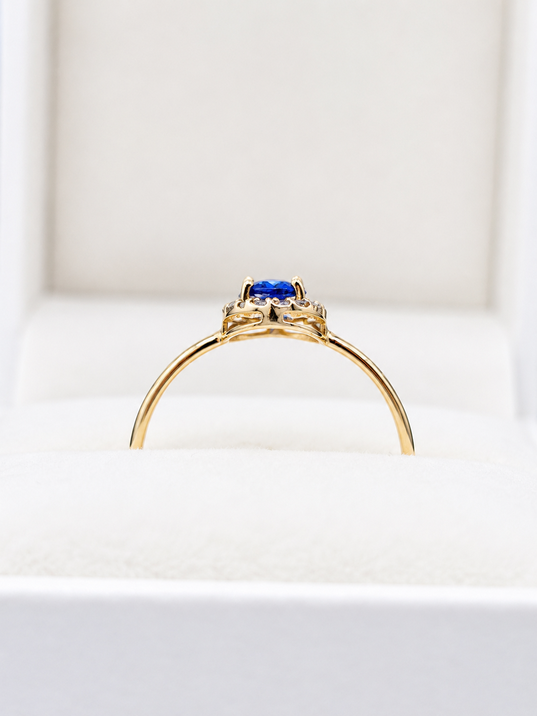 Anillo de zafiro oval con halo de diamantes en oro 14k