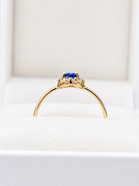 Anillo de zafiro oval con halo de diamantes en oro 14k