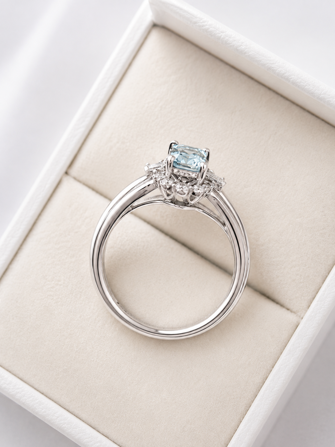 Anillo aguamarina con halo de diamantes en oro blanco 14k