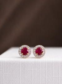 Arete de rubí con halo de diamantes en oro 14k
