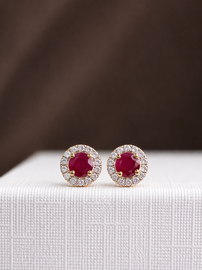 Arete de rubí con halo de diamantes en oro 14k