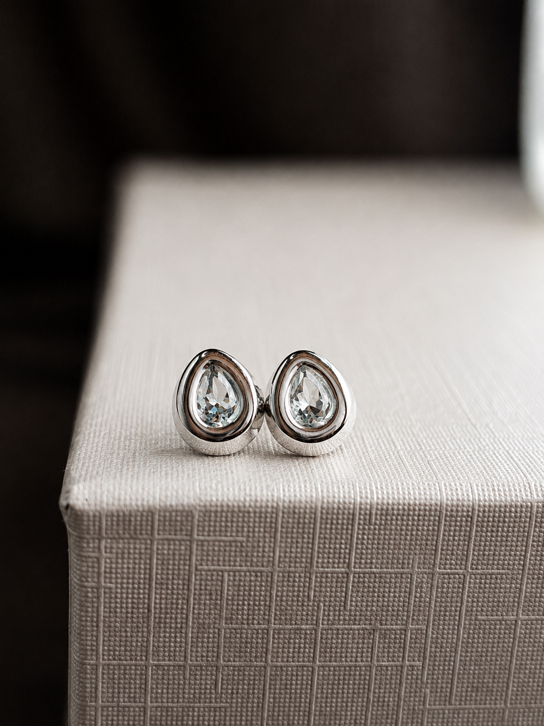 Arete de aguamarina biselado en oro blanco 14k