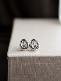 Arete de aguamarina biselado en oro blanco 14k