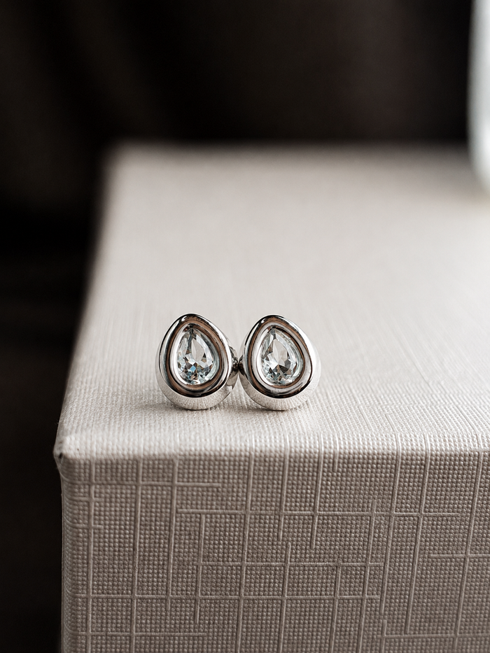 Arete de aguamarina biselado en oro blanco 14k