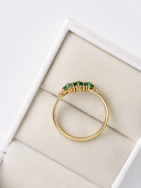 Anillo 3 esmeraldas en y diamantes naturales en oro 14k