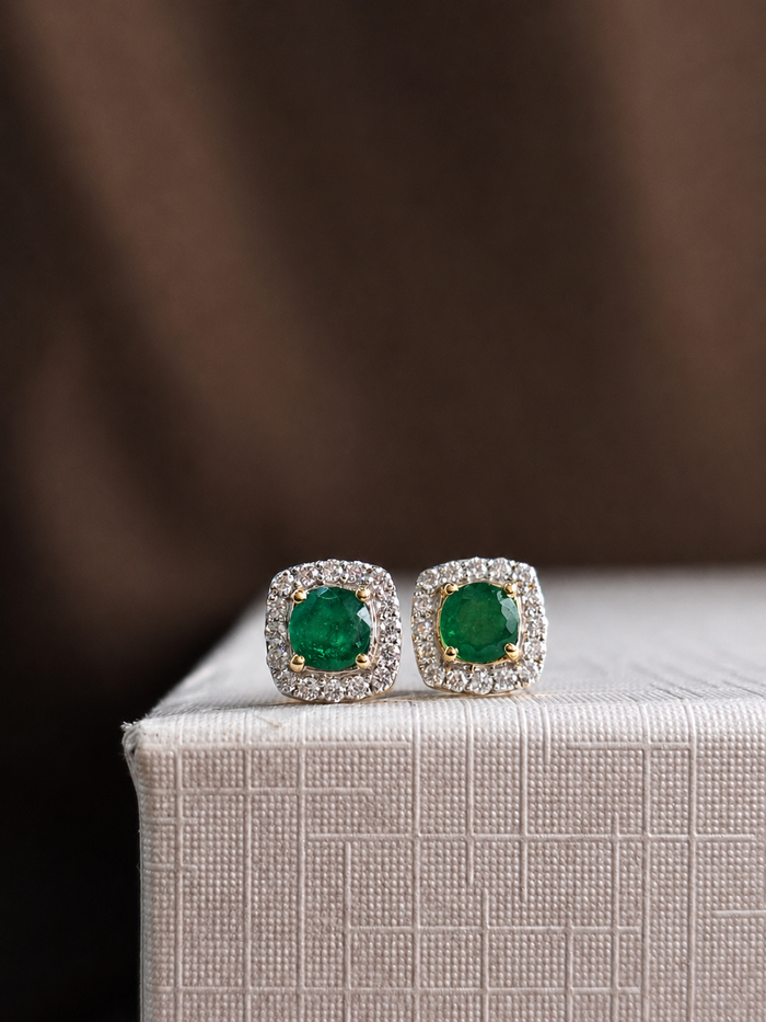 Aretes de esmeralda con halo de diamantes en oro 14k