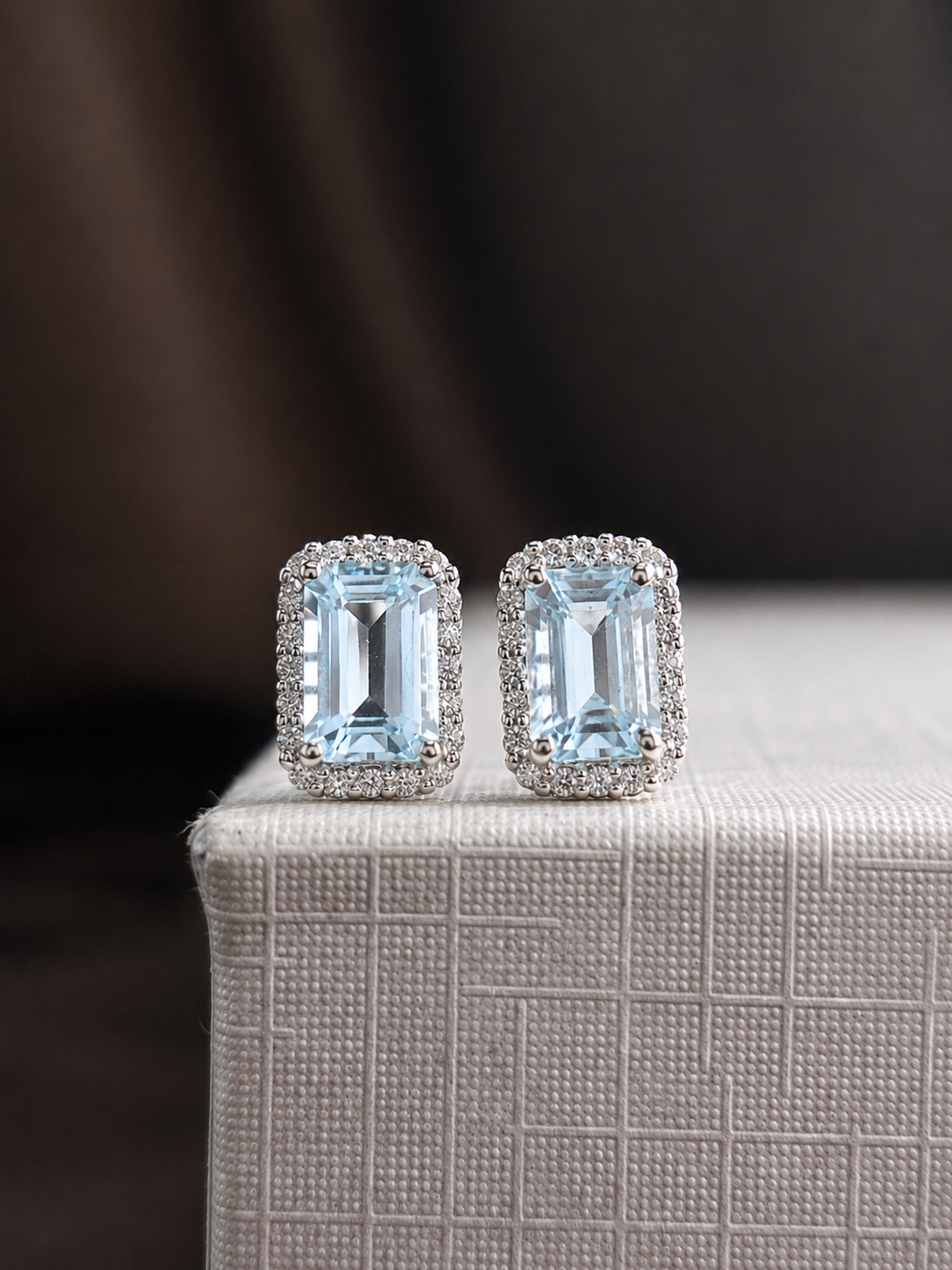 Aretes de aguamarina con halo de diamantes en oro 14k