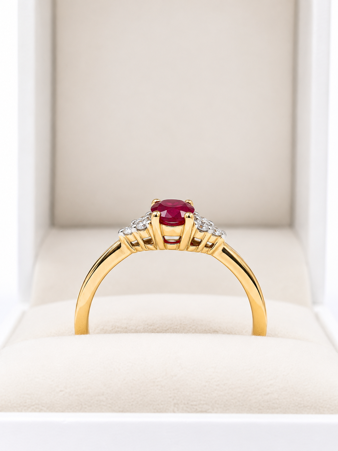 Anillo de rubi oval con diamantes en oro 14k