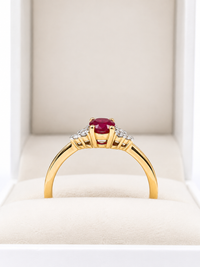 Anillo de rubi oval con diamantes en oro 14k