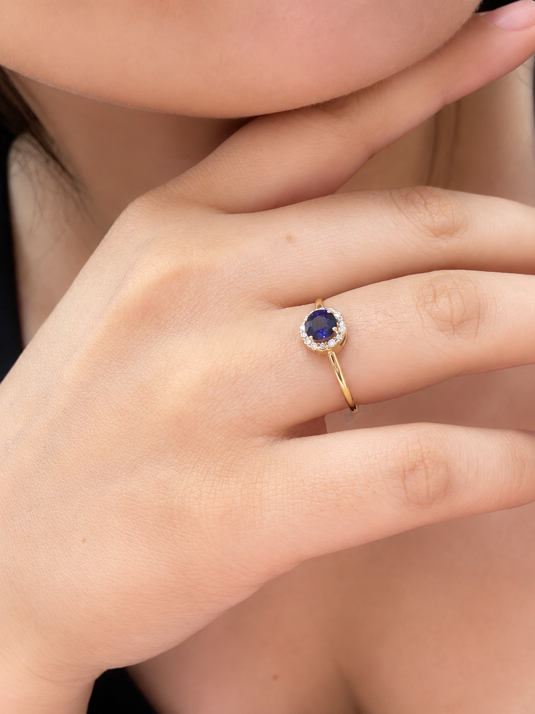 Anillo de zafiro con halo de diamantes en oro 14k