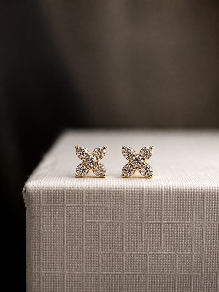 Aretes mini flor diamantes naturales en oro 10k