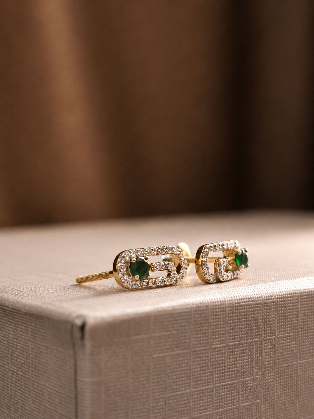 Aretes de esmeralda y diamantes naturales en oro 10k