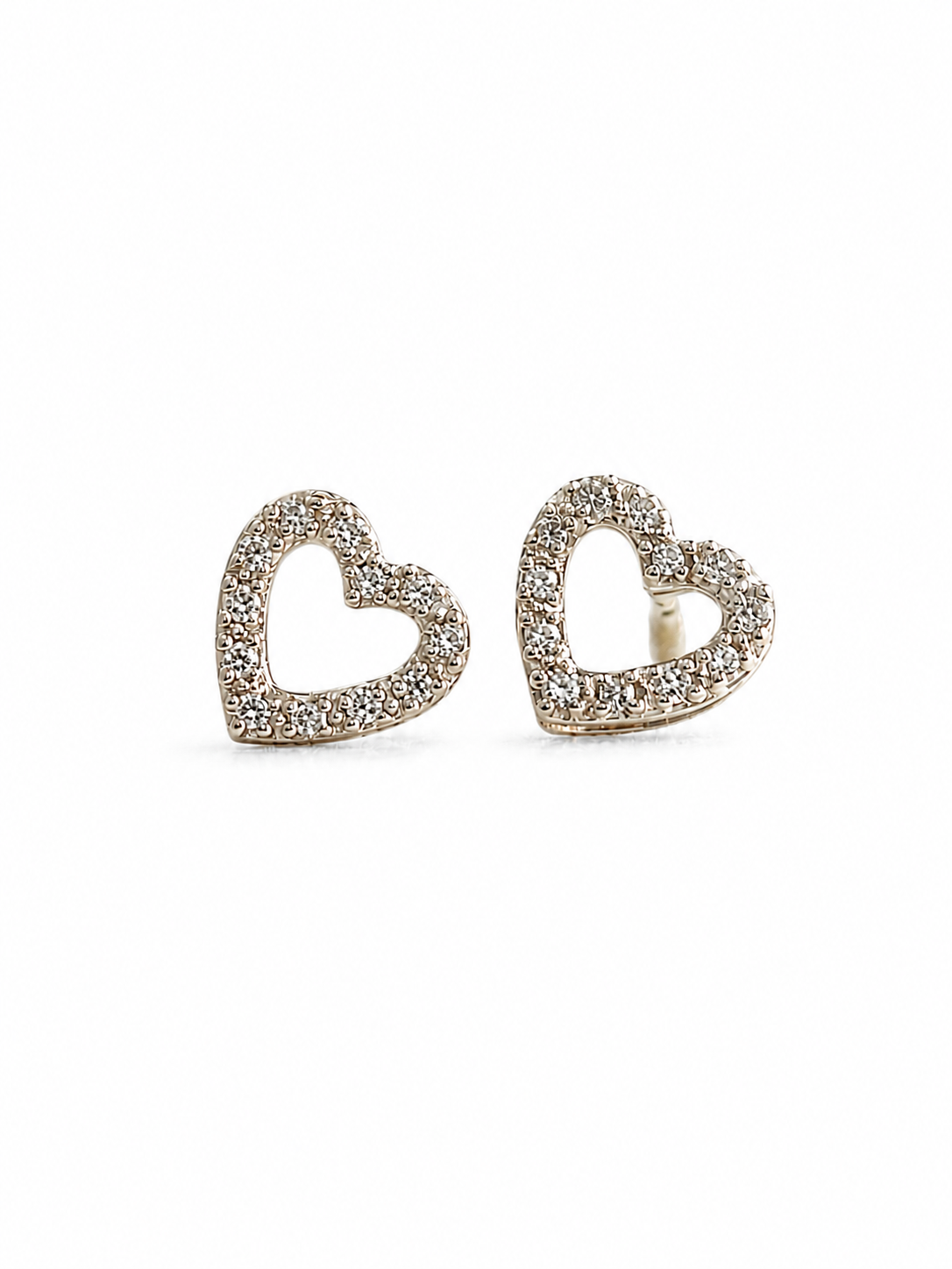 Arete corazón con diamantes naturales en oro 14k
