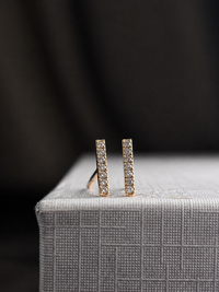 Aretes de palito con diamantes naturales en oro 10k