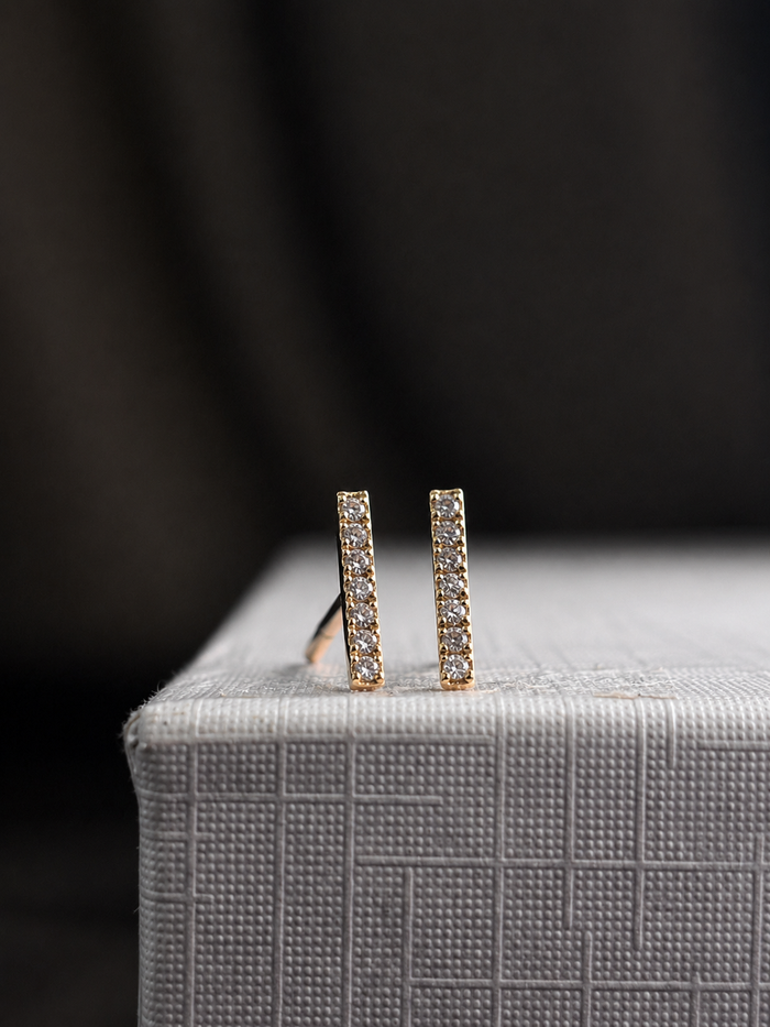 Aretes de palito con diamantes naturales en oro 10k