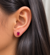 Arete de rubí medio biselado en oro 14k
