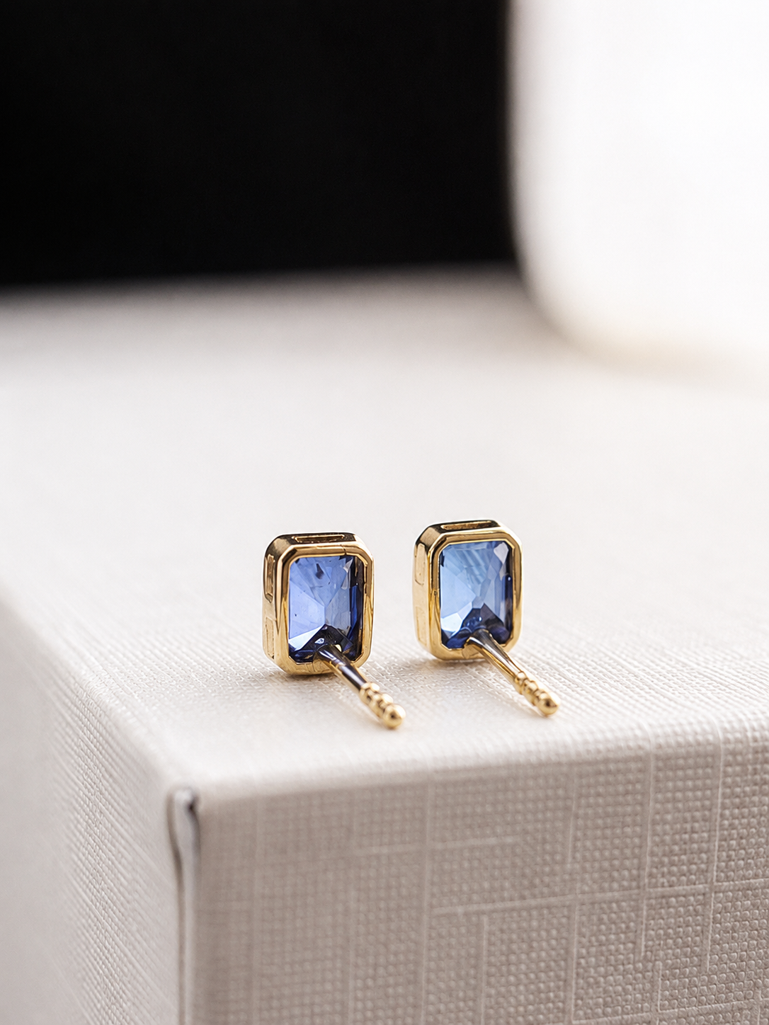 Arete mini zafiro biselado en oro 14k