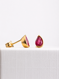 Arete de gota Rubí medio biselado en oro 14k