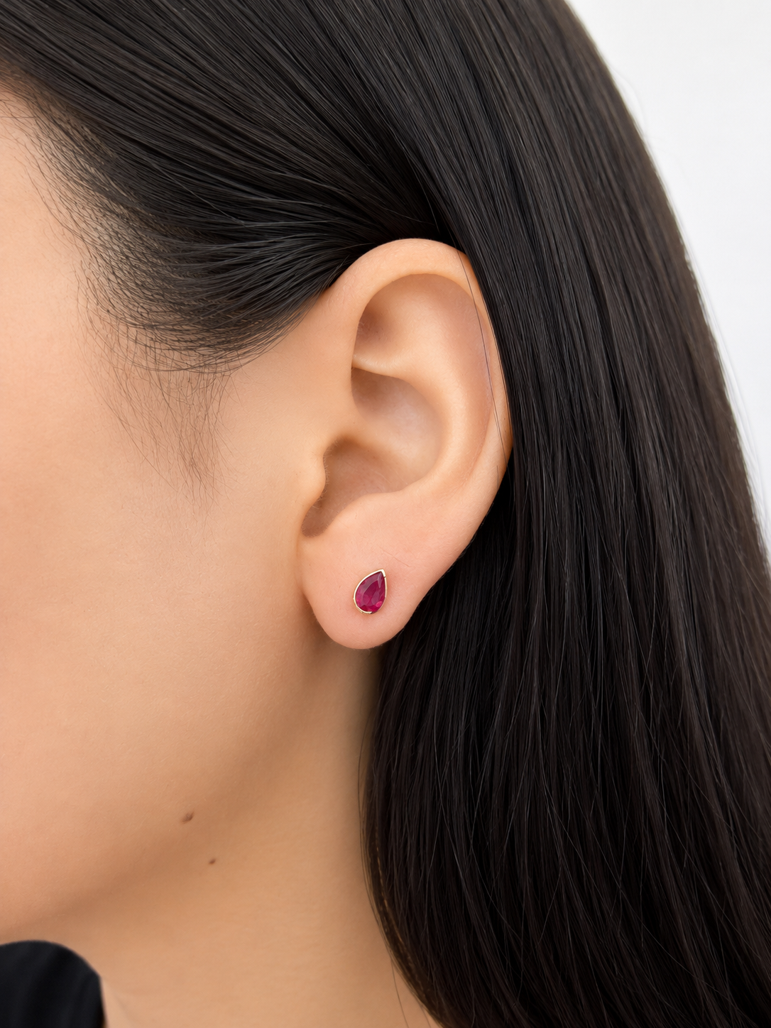 Arete de gota Rubí medio biselado en oro 14k