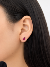 Arete de gota Rubí medio biselado en oro 14k