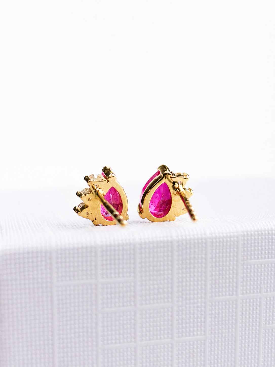 Arete gota de rubí con 3 mini diamantes en oro 14k