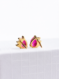 Arete gota de rubí con 3 mini diamantes en oro 14k