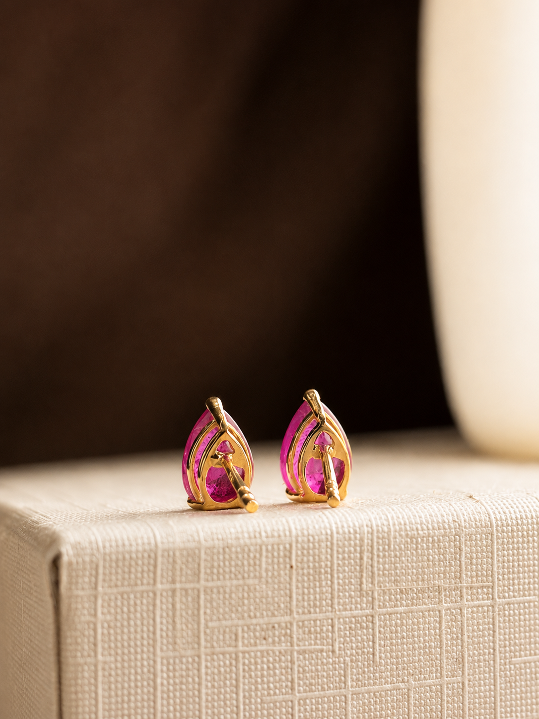 Arete gota de rubí en oro 14k
