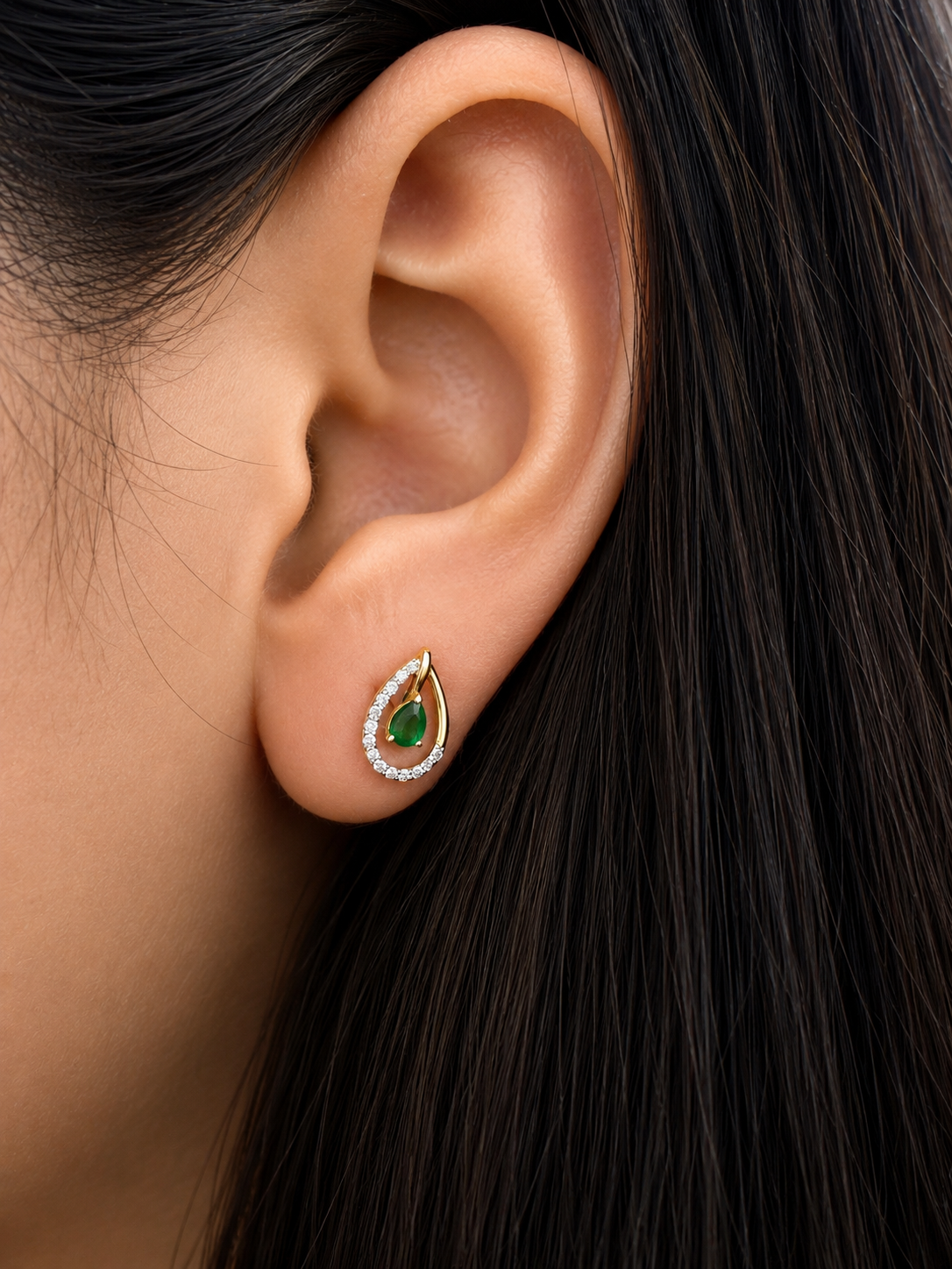 Arete gota de esmeralda con diamantes naturales en oro 14k