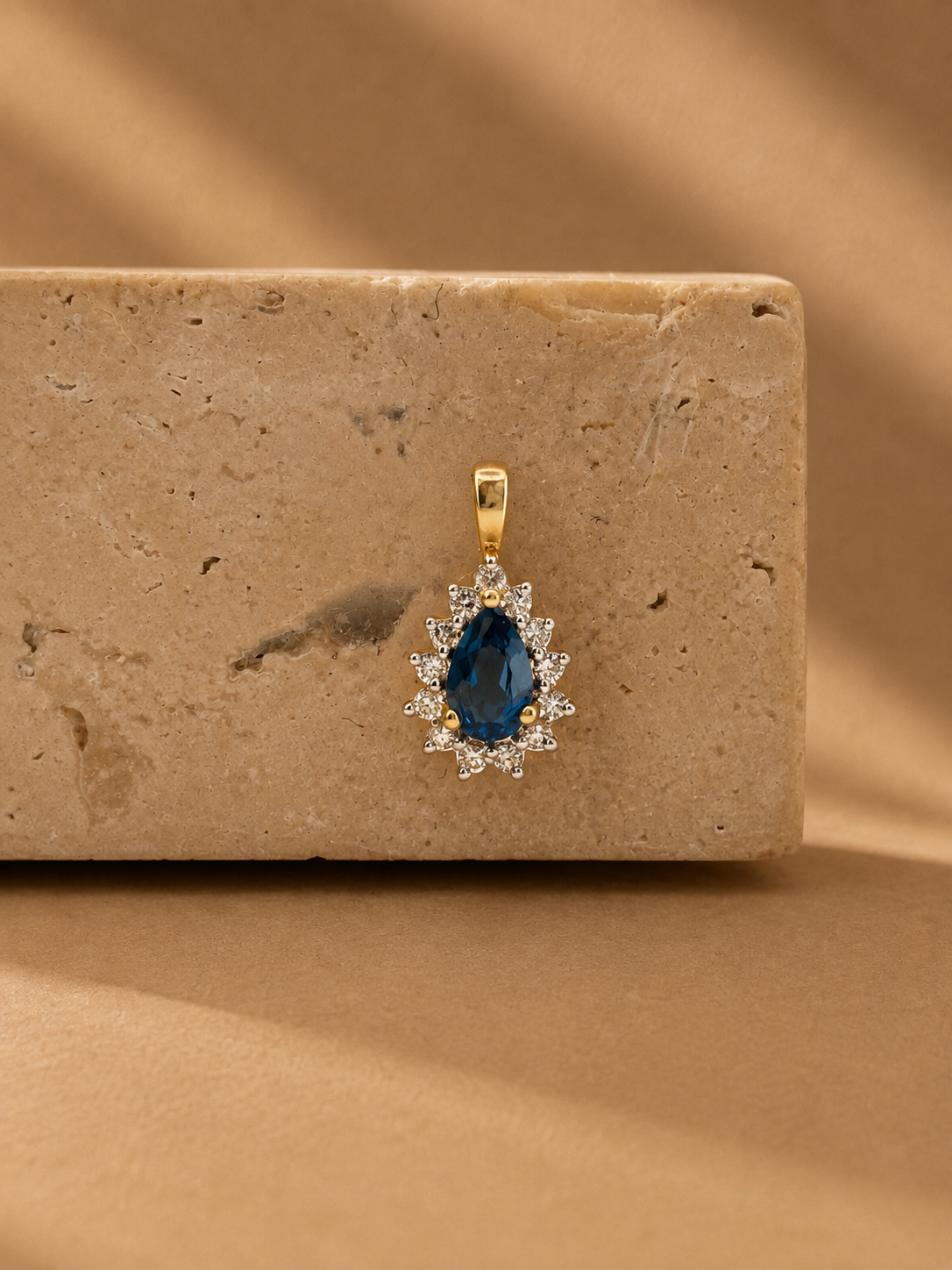Dije de zafiro con halo de diamante en oro de 14k