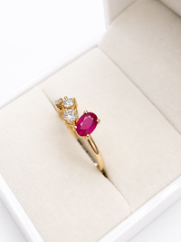 Anillo de rubi oval con 3 diamantes en oro 14k
