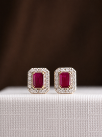 Arete rectangular rubí con halo de diamantes en oro 14k
