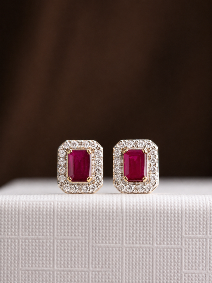 Arete rectangular rubí con halo de diamantes en oro 14k