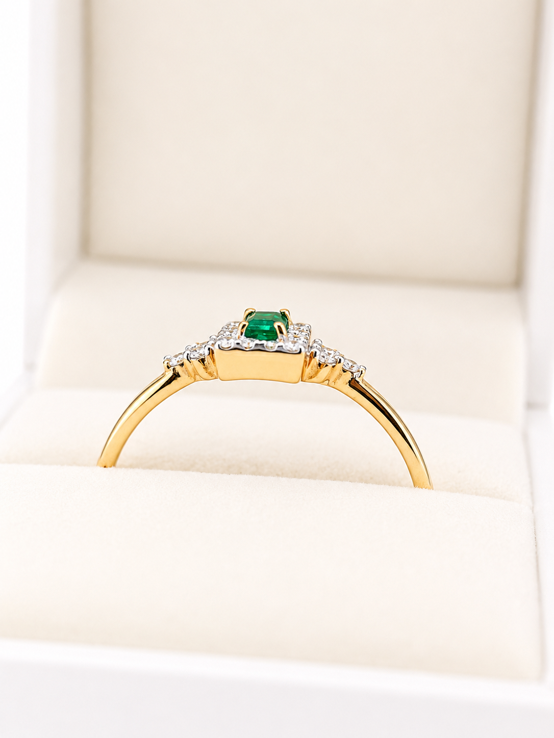 Anillo de esmeralda con diamantes naturales en oro 14k