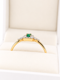 Anillo de esmeralda con diamantes naturales en oro 14k