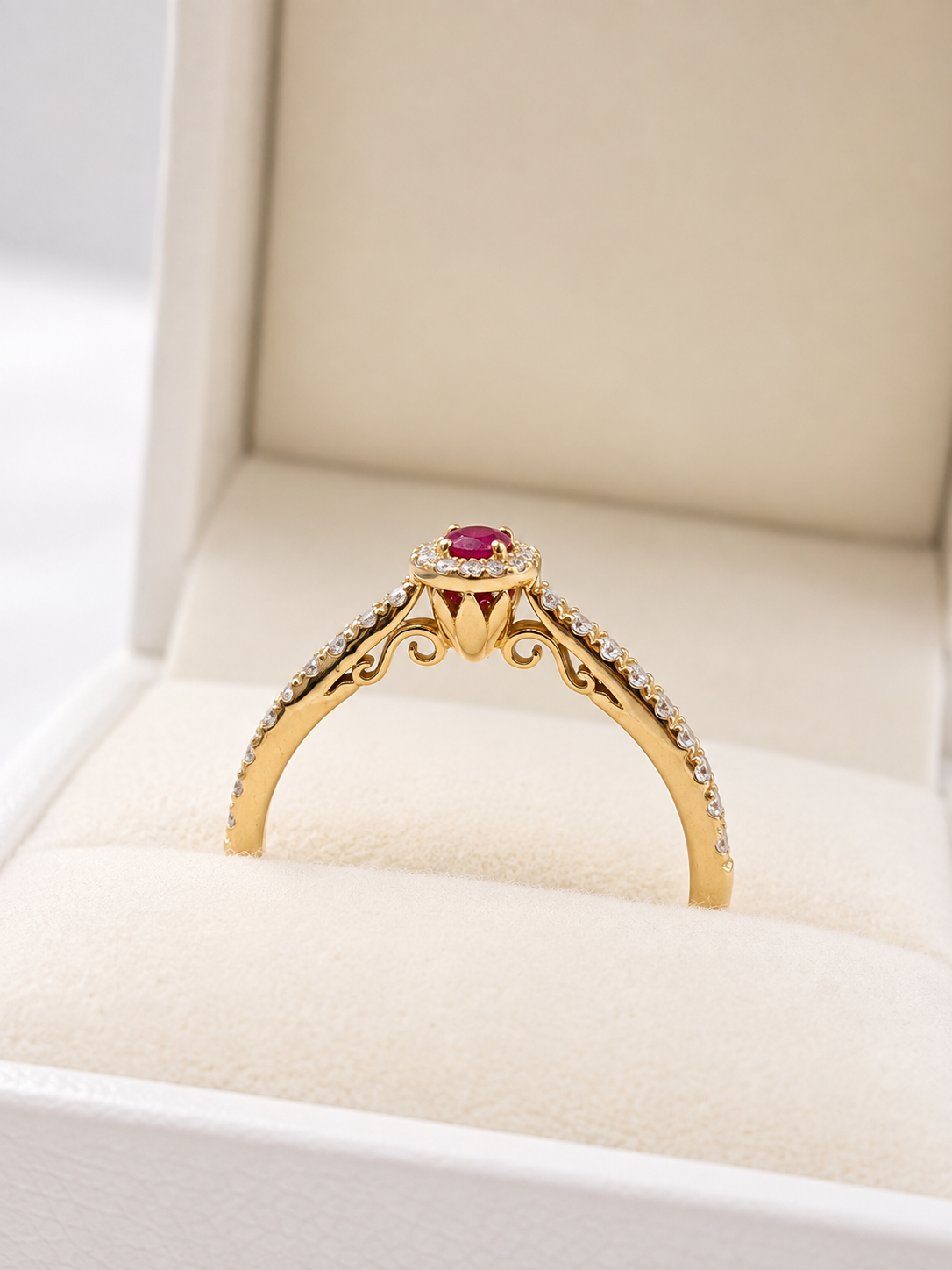 Anillo de mini rubi con halo de diamantes en oro 14k