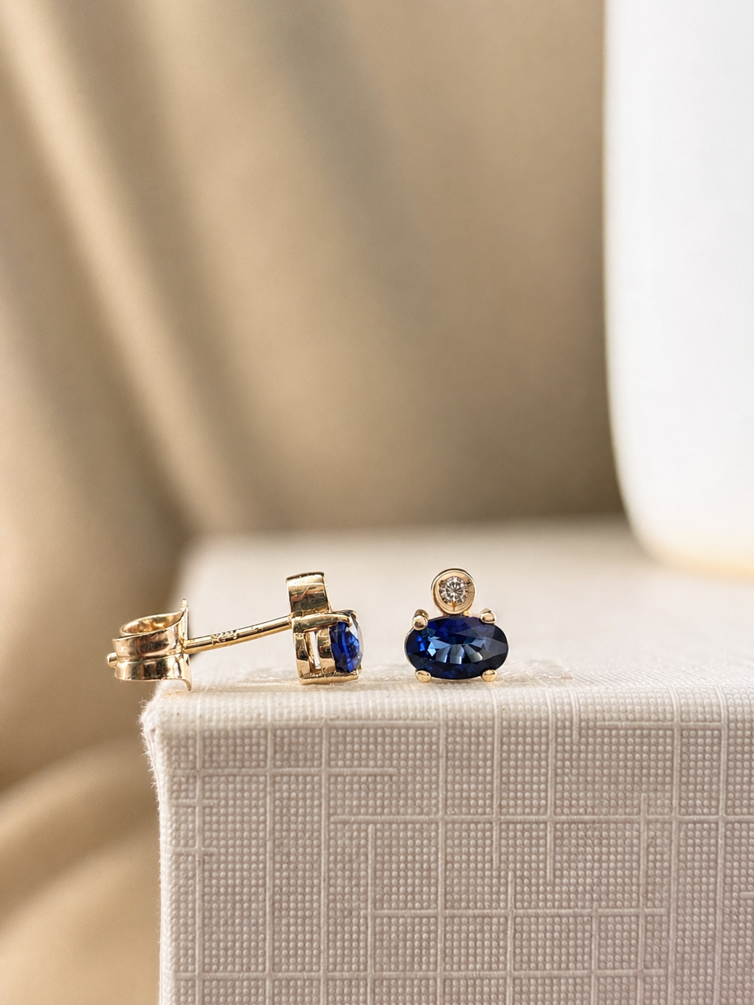 Arete oval de zafiro con un mini diamante en oro 14k