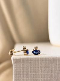 Arete oval de zafiro con un mini diamante en oro 14k