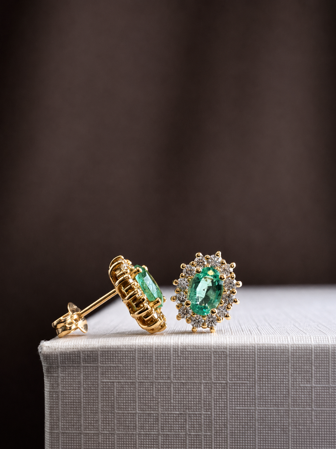 Arete de esmeralda con halo de diamantes en oro 14k
