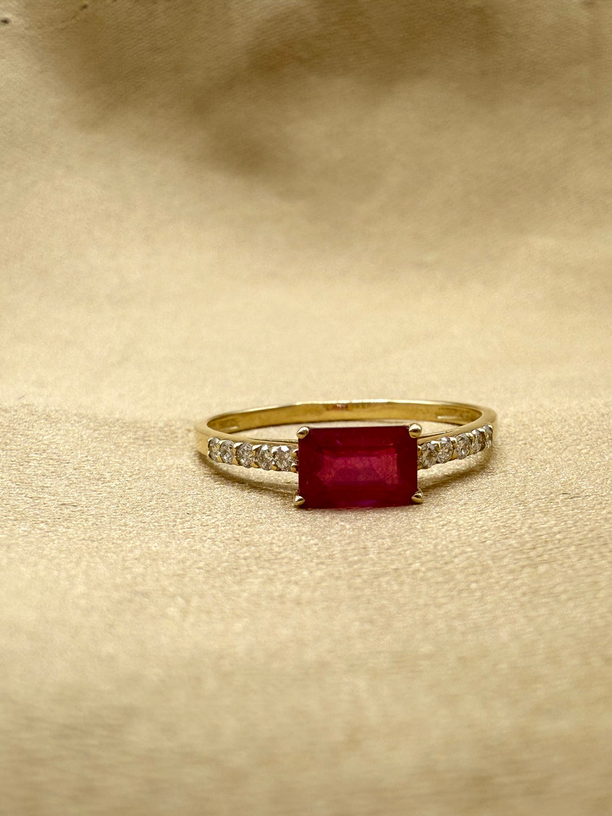 Anillo Rubí y diamantes