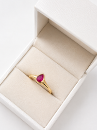 Anillo de rubi en gota bicelado en oro 14k