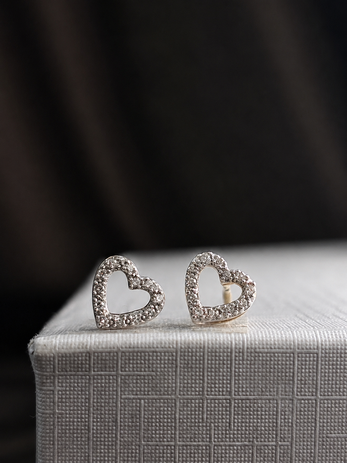Arete corazón con diamantes naturales en oro 14k