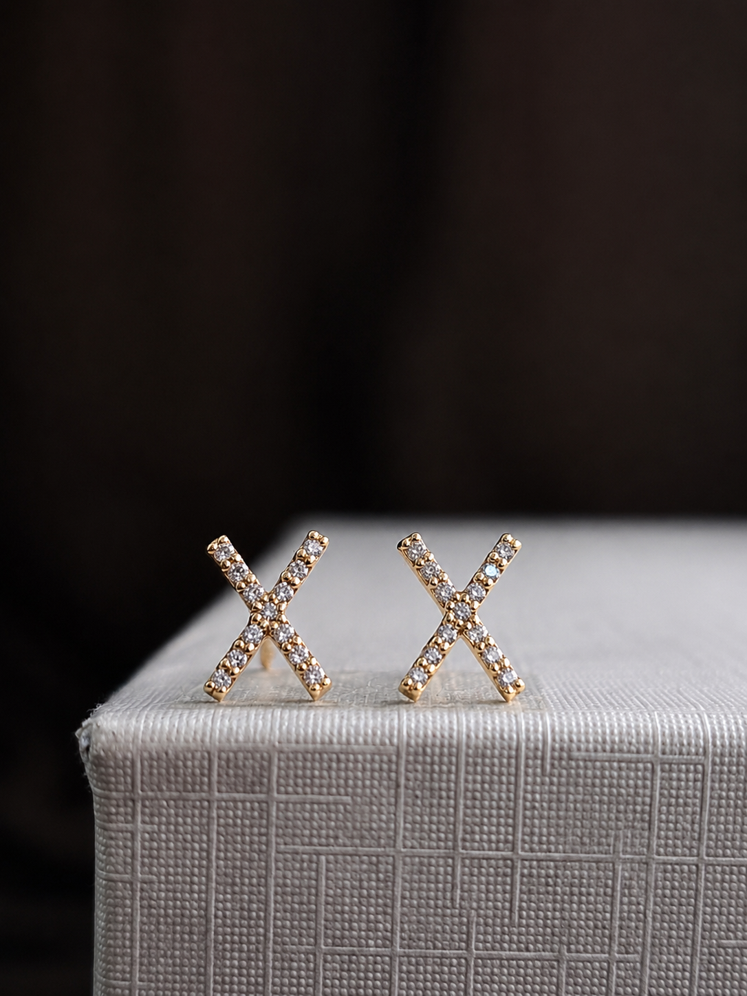 Aretes X con diamantes naturales en oro 14k