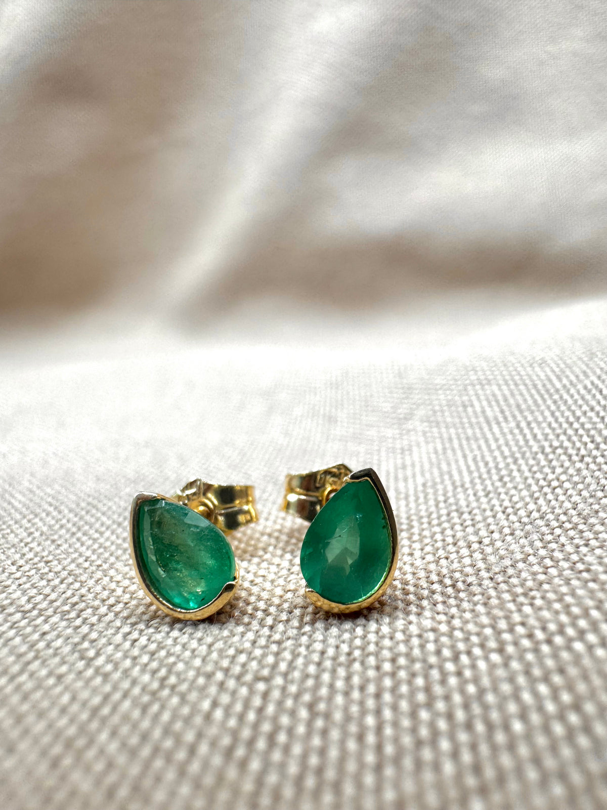 Arete de gota medio biselada esmeralda