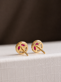Arete de rubí con halo de diamantes en oro 14k
