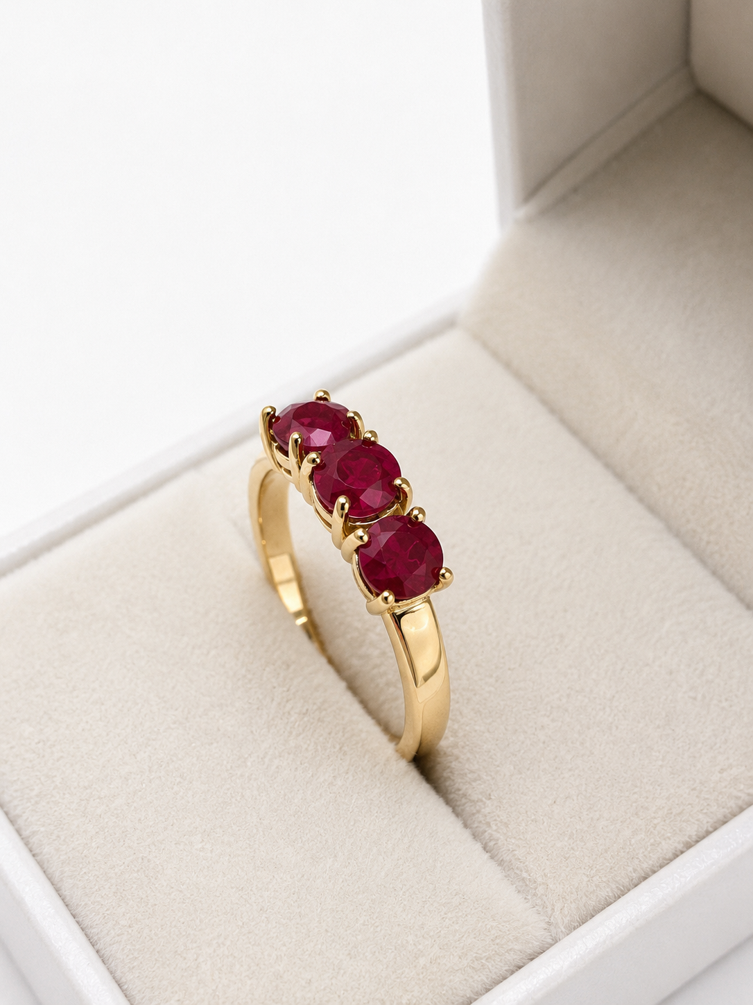 Anillo de 3 rubi natural en oro 14k