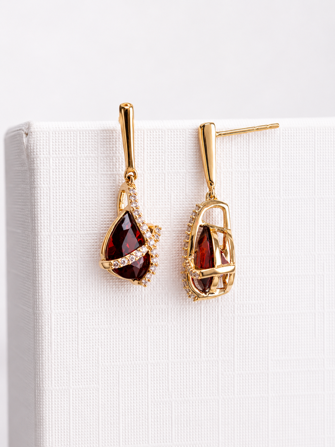 Arete largo de granate  con diamantes en oro 14k
