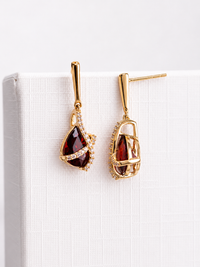 Arete largo de granate  con diamantes en oro 14k